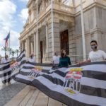 Los mástiles del Palacio Consistorial lucen banderas albinegras en apoyo al FC Cartagena Los mástiles del Palacio Consistorial lucen banderas albinegras en apoyo al FC Cartagena