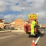 El Ayuntamiento mejora la señalización vial en una treintena de barrios y diputaciones