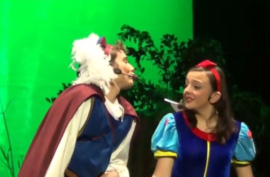 Una ‘Blancanieves’ que educa en valores de igualdad se sube al escenario del Parque Torres