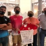 La vicealcaldesa saluda al nadador Alejandro Puebla antes de su marcha al CAR de San Cugat