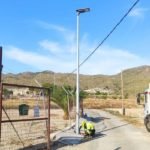 Infraestructuras instala dos nuevas luminarias solares en la zona oeste del municipio