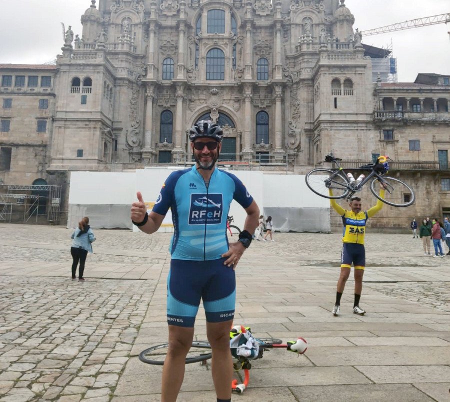 Los ultraciclistas Carles Ros y Jorge Cebrián, del equipo Cartagena-Grupo Ricardo Fuentes, completan los 1.200 km que unen Caravaca con Santiago de Compostela