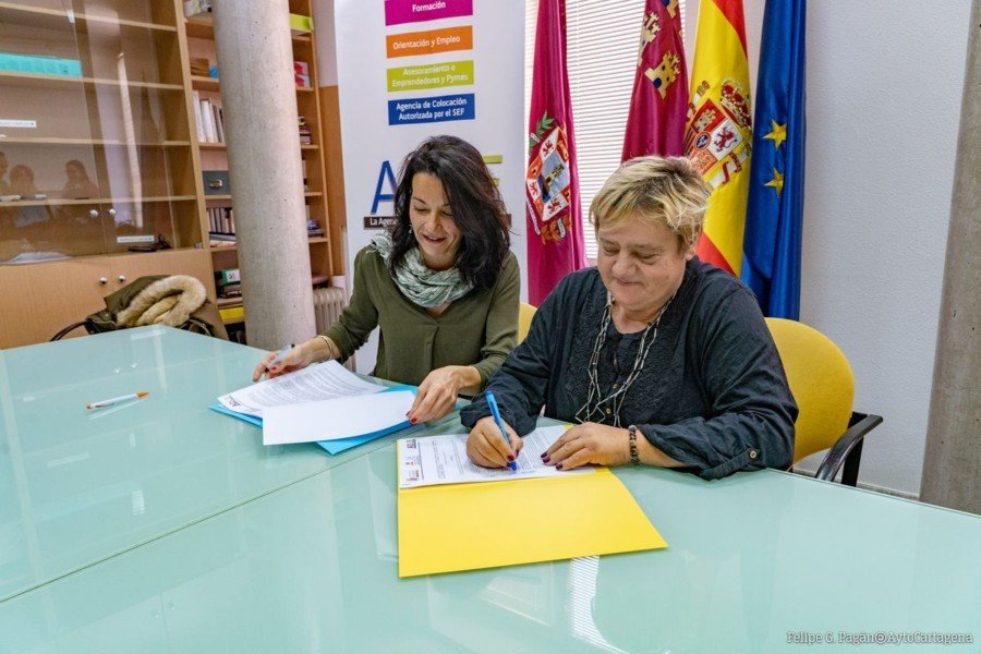 ADLE Y FAMDIF-COCEMFE colaboran en la inserción social y laboral de personas con discapacidad ADLE Y FAMDIF-COCEMFE colaboran en la inserción social y laboral de personas con discapacidad