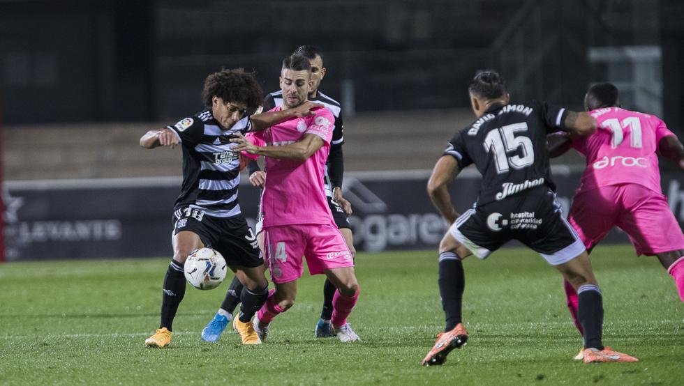 Dos penaltis dan la victoria al Mallorca en el Cartagonova (1-2)