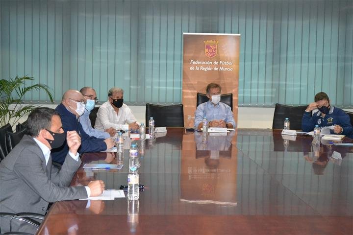 Un millón de euros para el fútbol base y aficionado autonómico