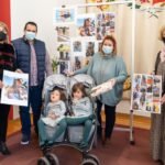 La pequeña Ana García Barbero recibe una tablet como premio por el concurso de fotografía ‘Cartagena Inclusiva’ La pequeña Ana García Barbero recibe una tablet como premio por el concurso de fotografía ‘Cartagena Inclusiva’