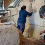 El muro de la Muralla Púnica recibe un tratamiento de aguacal para protegerlo de la humedad