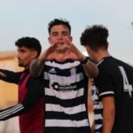 Golpe en la mesa del filial en el campo del líder