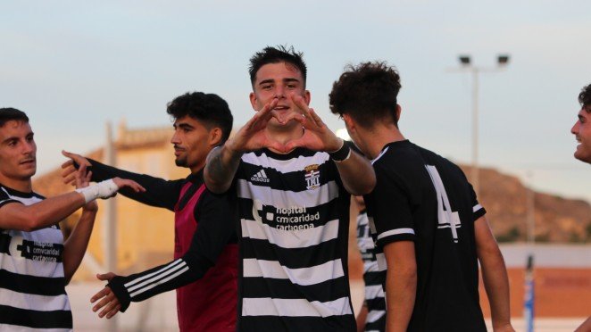 Golpe en la mesa del filial en el campo del líder