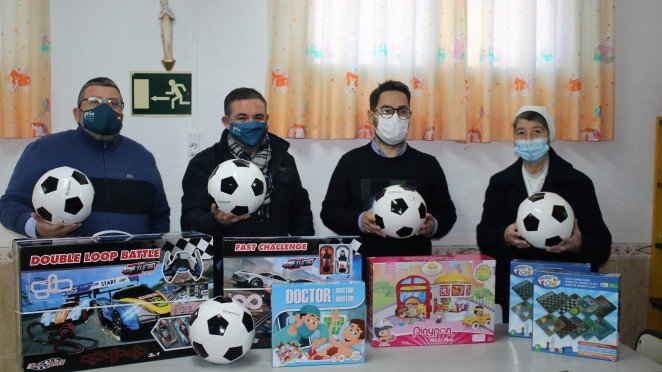 FCC | BUSINESS realiza una donación de juguetes a Cáritas en Lo Campano acompañados de GESA MEDIACIÓN