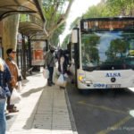 Los autobuses urbanos se adaptan al nuevo horario de cierre del comercio por las restricciones de Covid y reducirán frecuencias