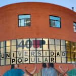 Un gran vinilo en la fachada del Centro Cultural anuncia los actos conmemorativos del 40 aniversario de la UP