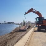 Comienza en Los Nietos la instalación de las cinco pasarelas flotantes en sus nuevas ubicaciones