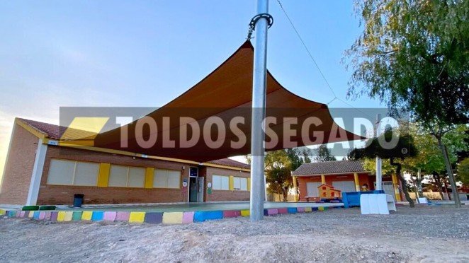 La iniciativa «FCC | Business va al cole» colabora en la instalación del toldo en el patio del CEIP Luis Calandre