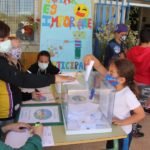 El alumnado de los centros educativos elige equipamiento para los patios y dispositivos digitales en los Presupuestos Participativos