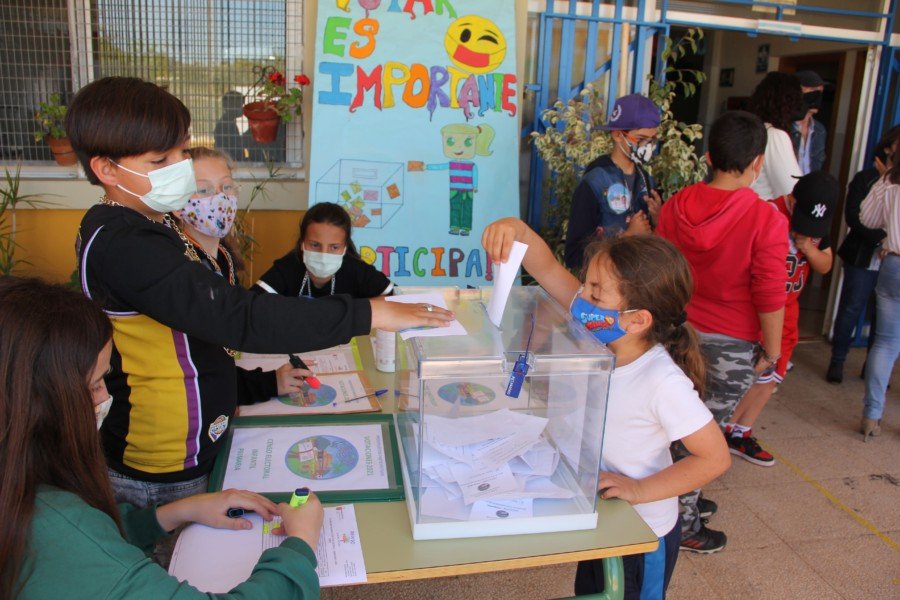 El alumnado de los centros educativos elige equipamiento para los patios y dispositivos digitales en los Presupuestos Participativos