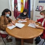 La ADLE renueva sus convenios de colaboración con la AJE y la AMEP