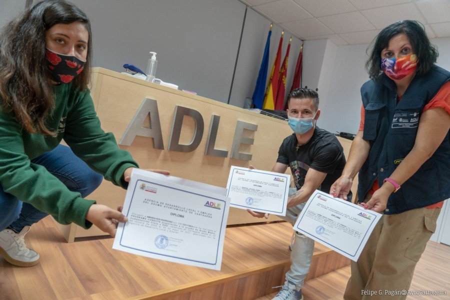 Los 40 alumnos del programa Conecta de la ADLE reciben sus diplomas Los 40 alumnos del programa Conecta de la ADLE reciben sus diplomas