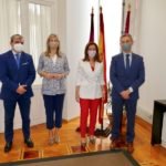 La alcaldesa recibe a la nueva directora territorial de CaixaBank La alcaldesa recibe a la nueva directora territorial de CaixaBank