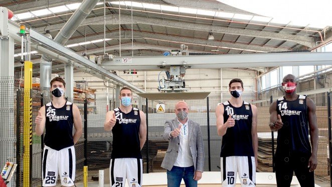 El FC Cartagena CB visita las instalaciones de Talasur antes de emprender viaje al playoff de Valencia