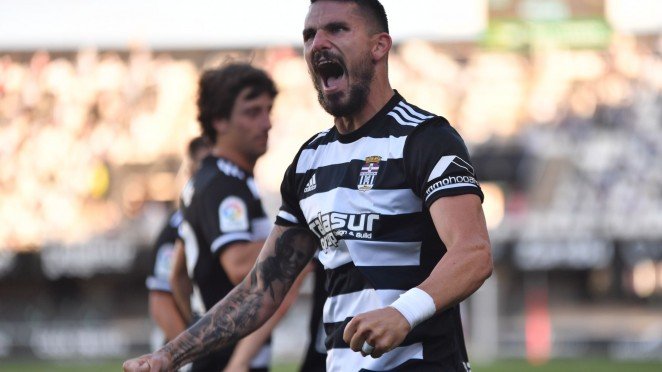 El Efesé celebra la vuelta del público al Estadio con una gran victoria (3-2)