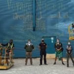 Artistas grafiteros aprenden a utilizar la plataforma elevadora de forma segura gracias al Ayuntamiento