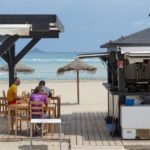 Comienzan a montar en la costa los primeros chiringuitos ya adjudicados