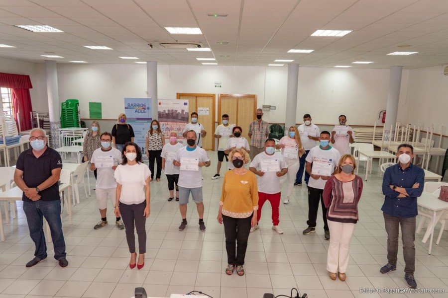 Los trece alumnos del Programa Barrios ADLE Los Mateos reciben sus diplomas Los trece alumnos del Programa Barrios ADLE Los Mateos reciben sus diplomas
