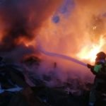 Bomberos extinguen un incendio de maderas junto a Mandarache