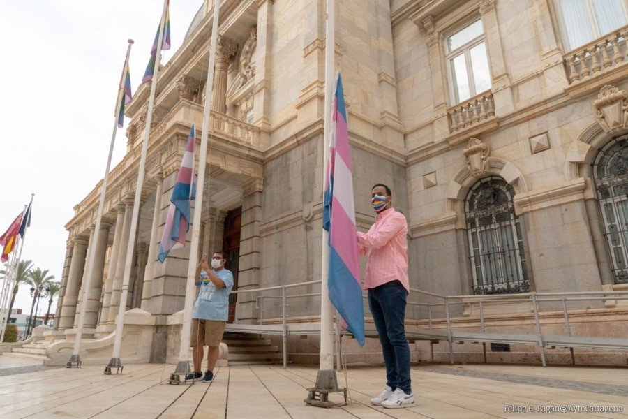 La fiesta del Enorgullect arranca con las banderas trans y de la diversidad ondeando en Cartagena