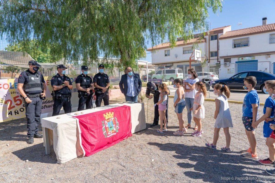 El CEIP Poeta Antonio Oliver homenajea a los policías de Cartagena