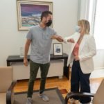 La alcaldesa recibe a Eloy Peña Asensio, Premio Joven Extraordinario 2021 de Cartagena