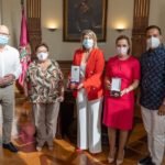 Entregan al Ayuntamiento las medallas de oro de las Bellas Artes y de la Región concedidas a Paco Martín a título póstumo