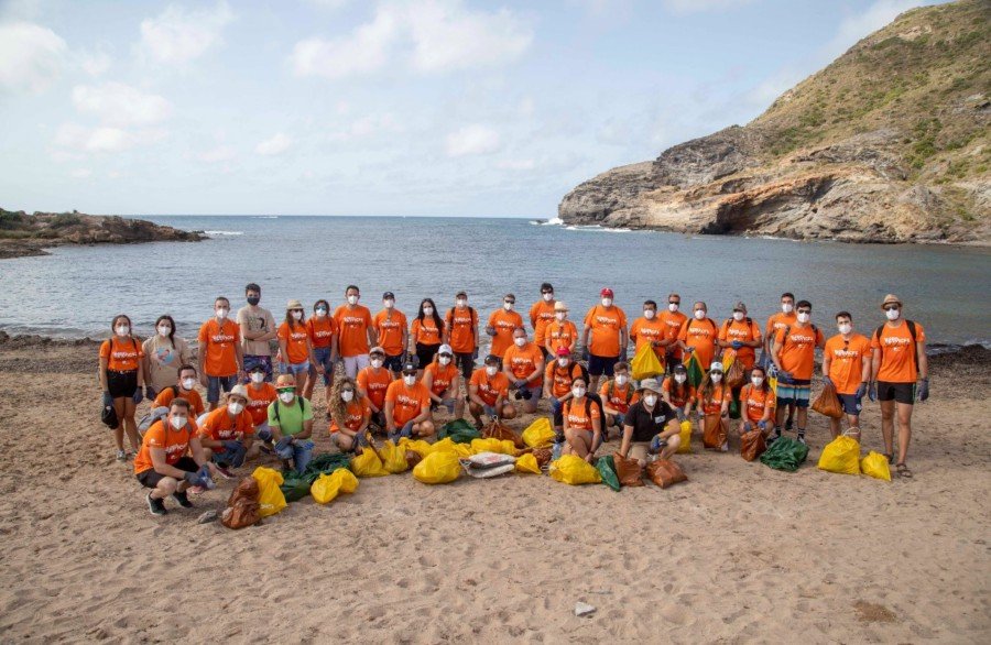 Soltec y ANSE limpian Cala Reona para concienciar de la importancia de cuidar el medioambiente en una iniciativa para La Mar de Músicas