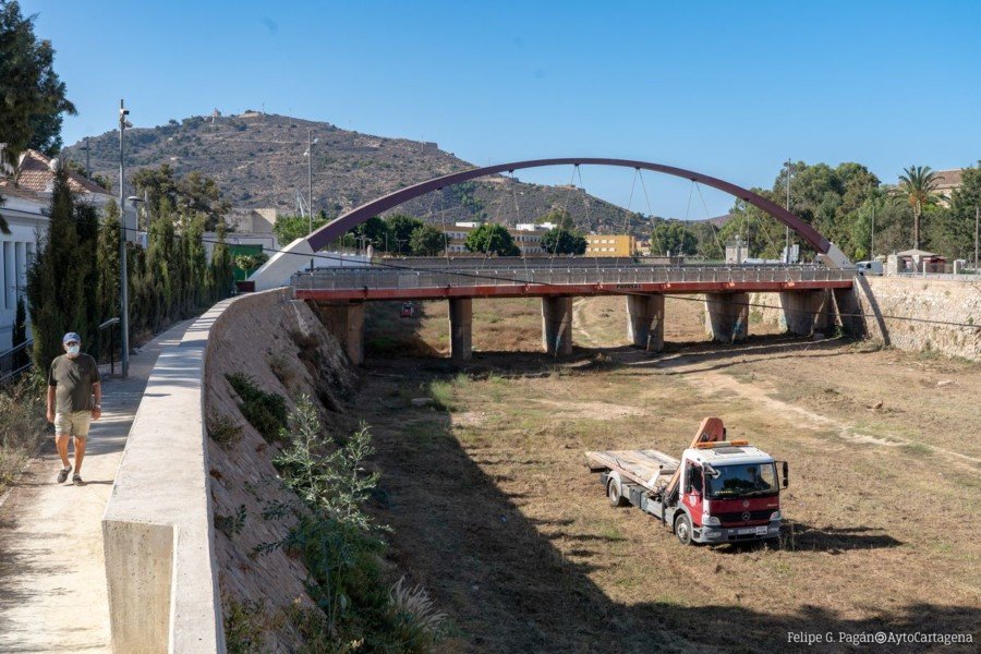 El Ayuntamiento de Cartagena limpia imbornales y ramblas para evitar inundaciones