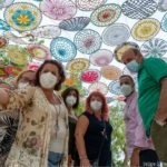 Las mujeres de Perín elaboran un tapiz con aros y lanas recicladas para crear nuevos espacios de sombra