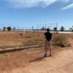 MC preguntará a N. Arroyo qué impide, dos años después, realizar el prometido campo de fútbol playa de Los Urrutias