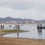 El Ayuntamiento adjudica el contrato para limpiar de forma continua la orilla del Mar Menor