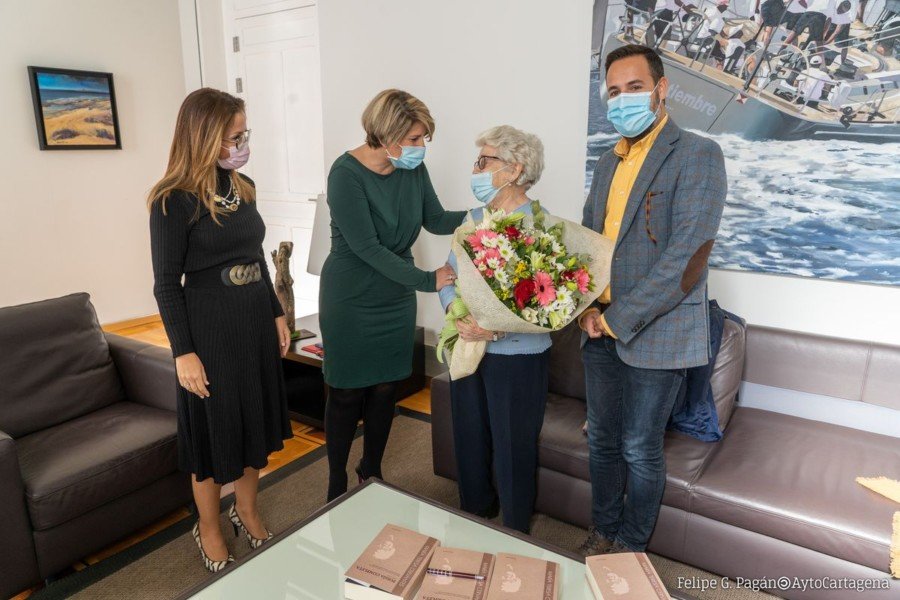 Cartagena homenajea a la poeta María Teresa Cervantes en su 90 cumpleaños