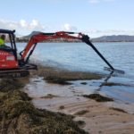 Primera jornada de trabajo de la máquina rastrillo que retira la biomasa en Playa Paraíso y Playa de los Alemanes de La Manga