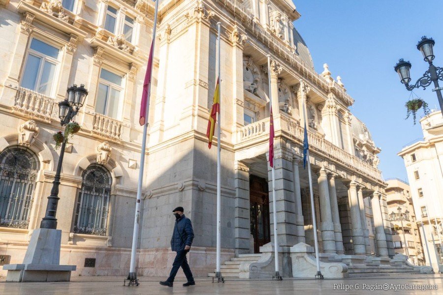 Banderas a media asta en señal de duelo por el fallecimiento del alcalde de Totana