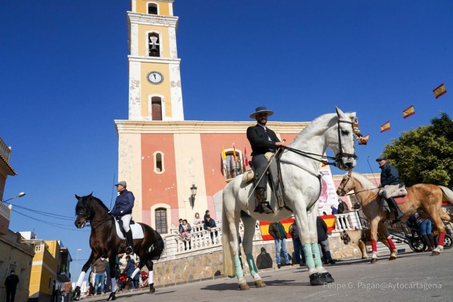 San Antón celebra su día con la misa en honor al patrón y el tradicional bautizo de animales