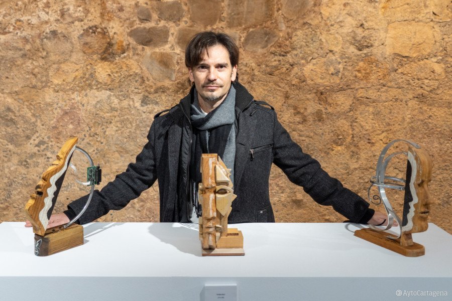 La sala cultural Muralla Carlos III alberga la exposición ‘Soñar, caminar y crecer’ de Fernando Vicente Carreño