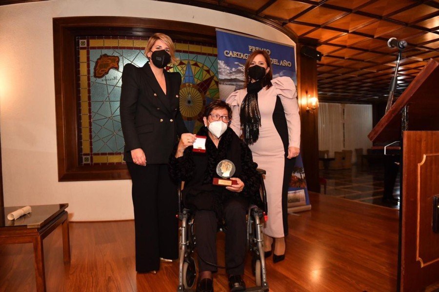 Josefa Muños Plazas recibe el premio Cartagenera del Año 2020