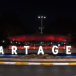 La rotonda del Submarino luce iluminada de rojo carmesí con motivo del cumpleaños del Rey Felipe VI