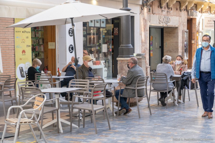 El Ayuntamiento congela la tarifa doméstica de agua y la baja un 20% a hostelería y comercios El Ayuntamiento congela la tarifa doméstica de agua y la baja un 20% a hostelería y comercios