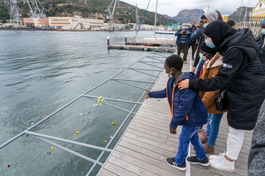 Decenas de personas rinden homenaje a los migrantes fallecidos en el Mediterráneo