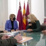 La alcaldesa acuerda con los vecinos de Los Nietos el arreglo del paseo marítimo La alcaldesa acuerda con los vecinos de Los Nietos el arreglo del paseo marítimo