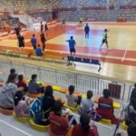 Niños del proyecto ‘Aprende Jugando’ comparten una jornada deportiva con Jimbee en el Palacio de Deportes