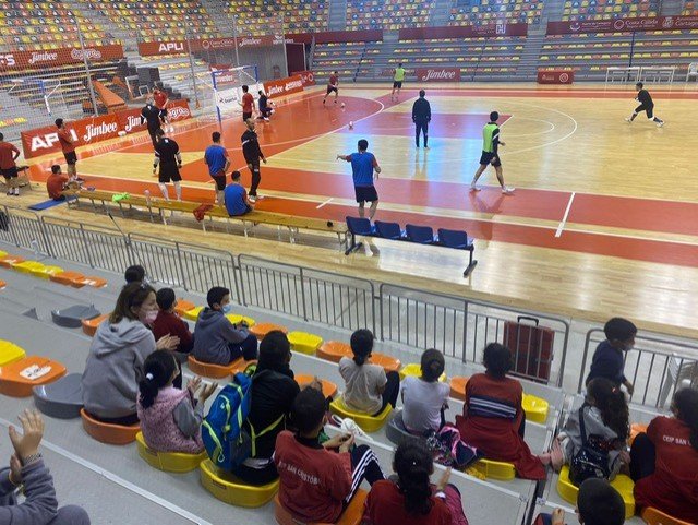Niños del proyecto ‘Aprende Jugando’ comparten una jornada deportiva con Jimbee en el Palacio de Deportes